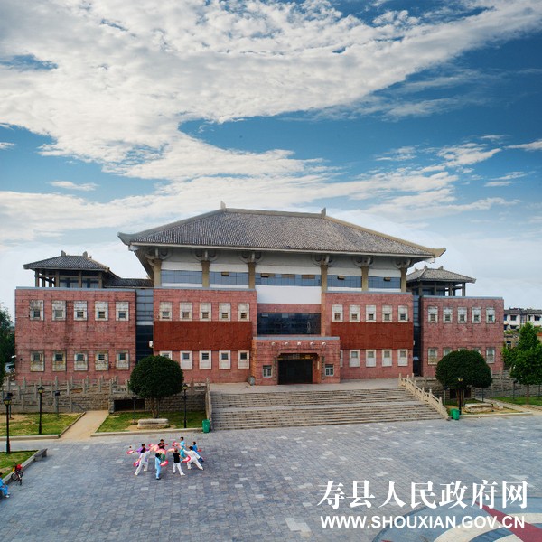 沿革1958年10月筹建初期,馆址在寿春镇西大街寿州孔庙内,与寿县文化馆