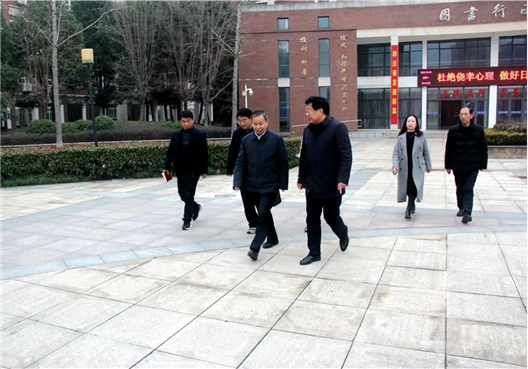 县委书记牛方括调研指导学校新学期开学工作