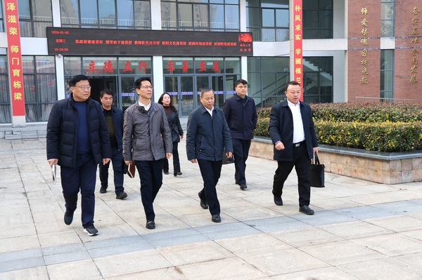 县委书记牛方括到寿县三中调研指导工作