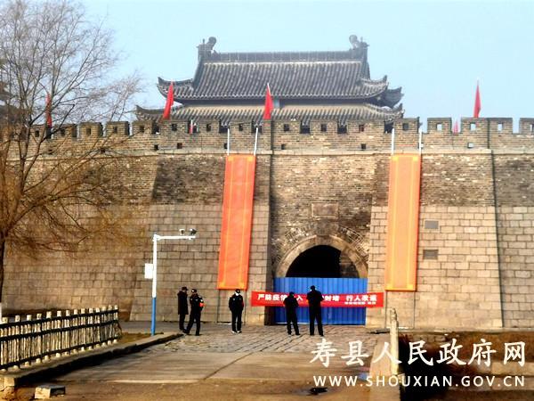 2020年2月9日下午,安徽寿县古城南门开始实行疫情防控通行管制.