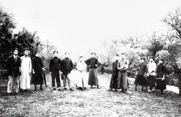 1920 年 5 月 8 日，新民学会部分会员在上海半淞园合影。左七为毛泽东