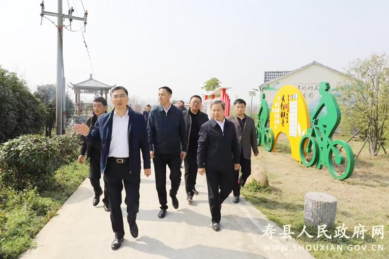 县委书记牛方括,县委常委,新桥国际产业园管委会主任赵德兵等陪同调研