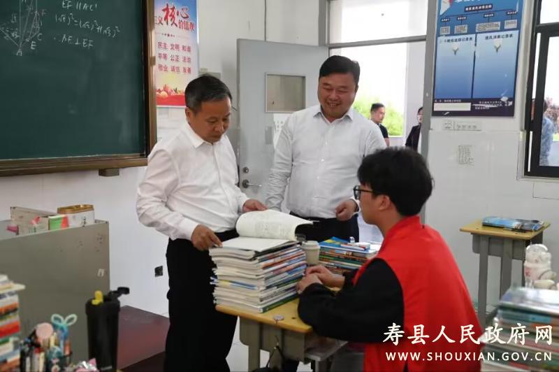 牛方括到寿县二中调研指导工作