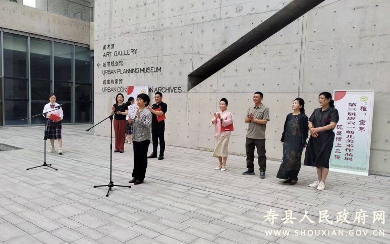 举办“童心寻迹 绘说家乡”庆“六一”幼儿美术作品展