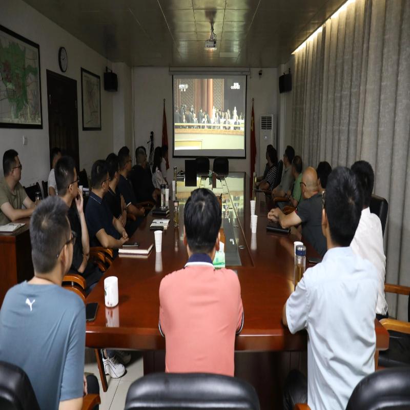 寿县经开区管委会组织收听收看纪念中国人民抗日战争暨世界反法西斯战争胜利80周年大会直播