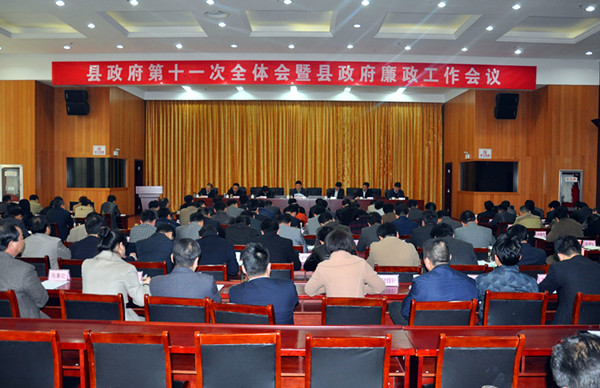 县委常委,常务副县长文见宝宣读《寿县人民政府关于表彰2015年度财政