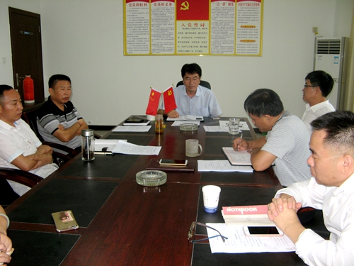 局民主生活会由党组书记,局长李士林主持,班子成员全部参加.